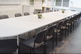 Une grande table ➔  6 à 30 personnes